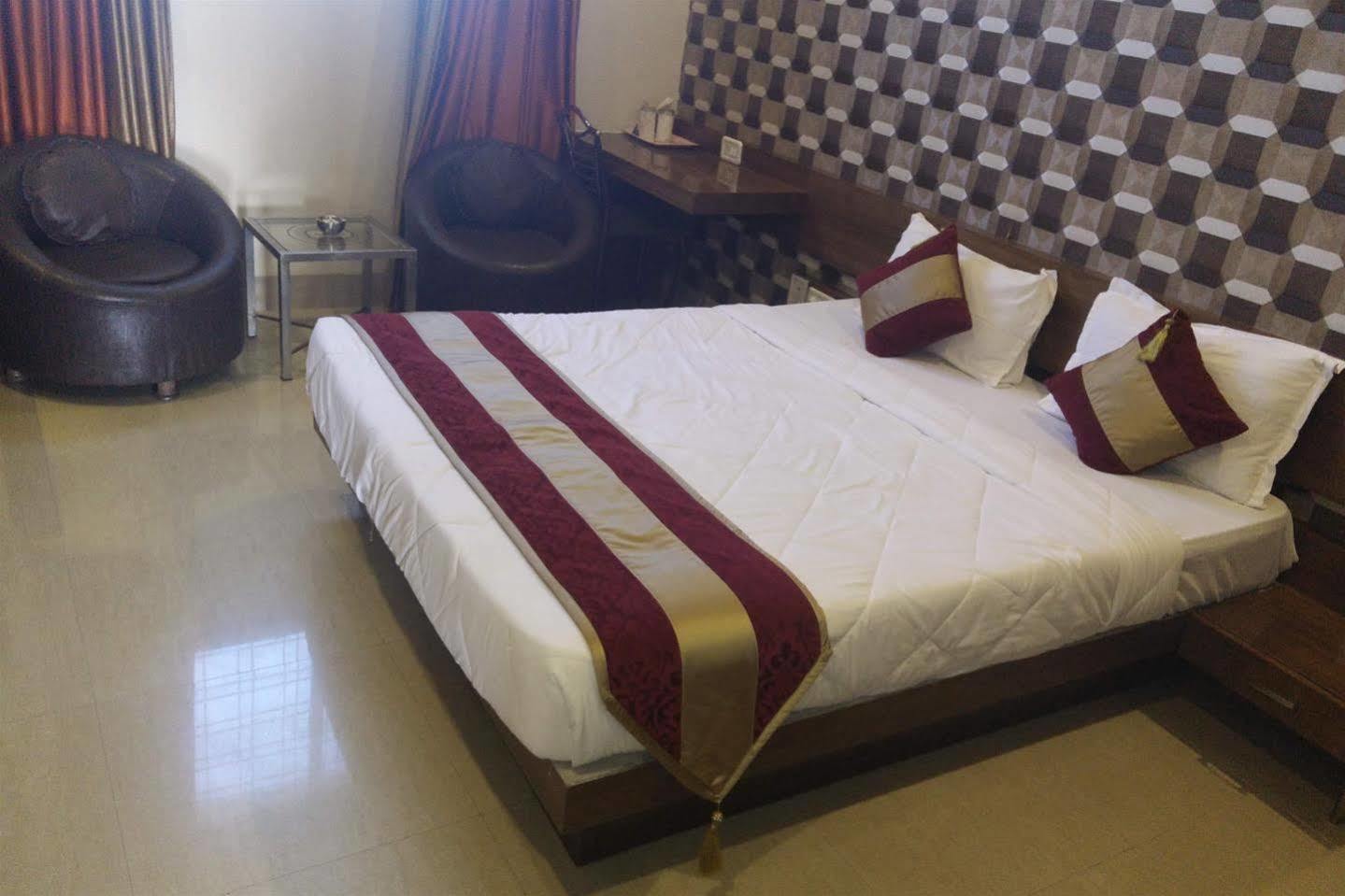 Hotel Shri Khedapati International Dewas Extérieur photo