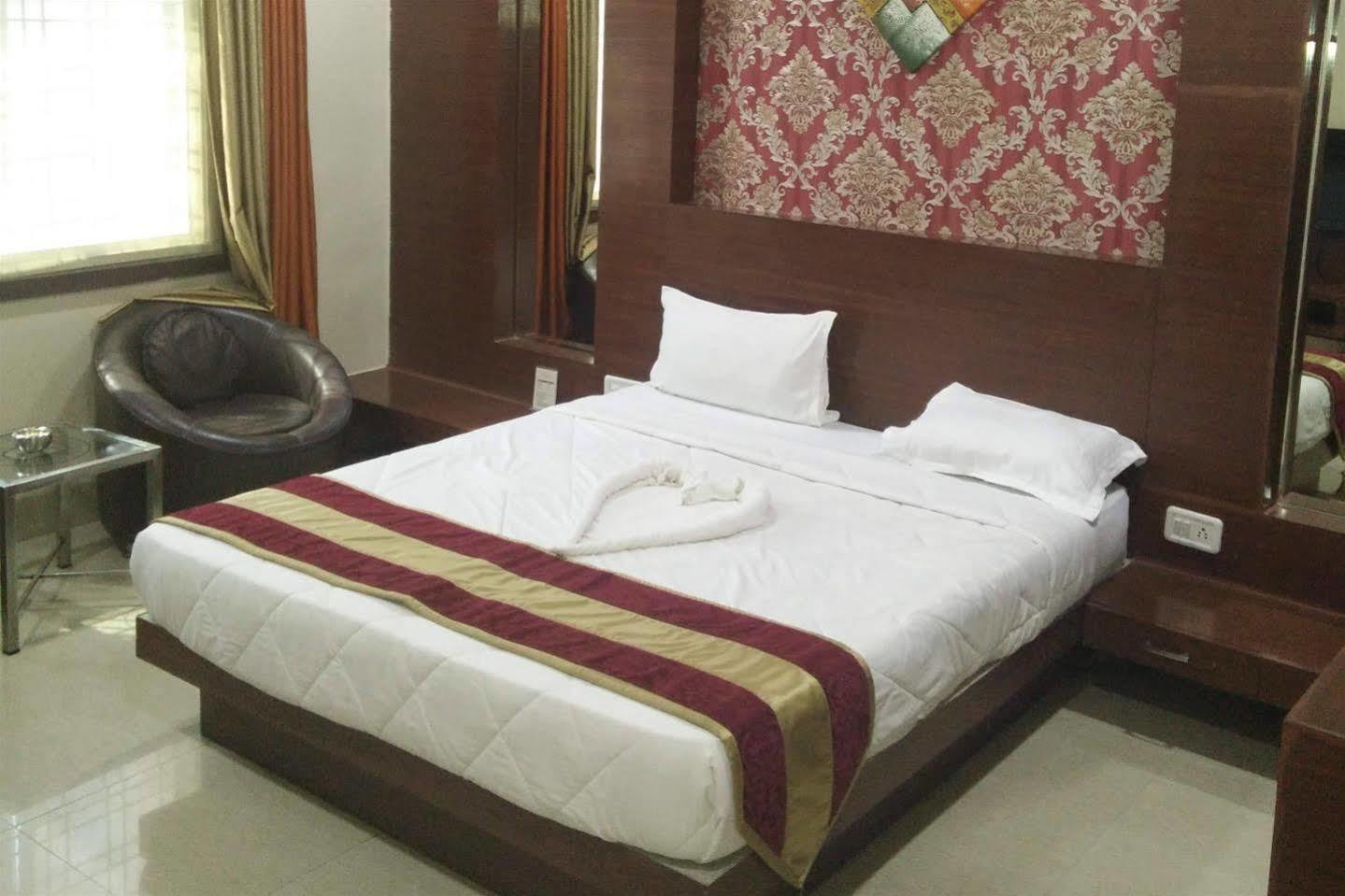 Hotel Shri Khedapati International Dewas Extérieur photo
