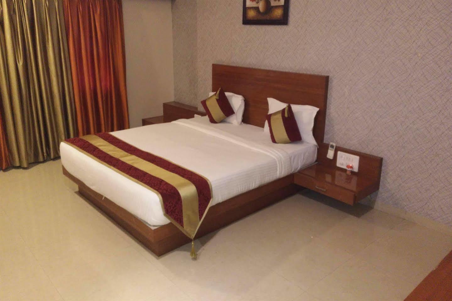 Hotel Shri Khedapati International Dewas Extérieur photo