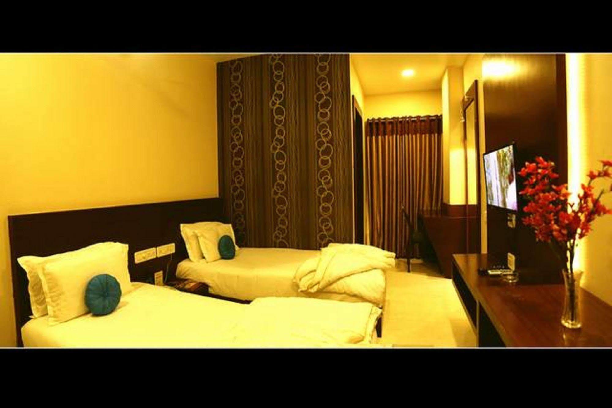 Hotel Shri Khedapati International Dewas Extérieur photo